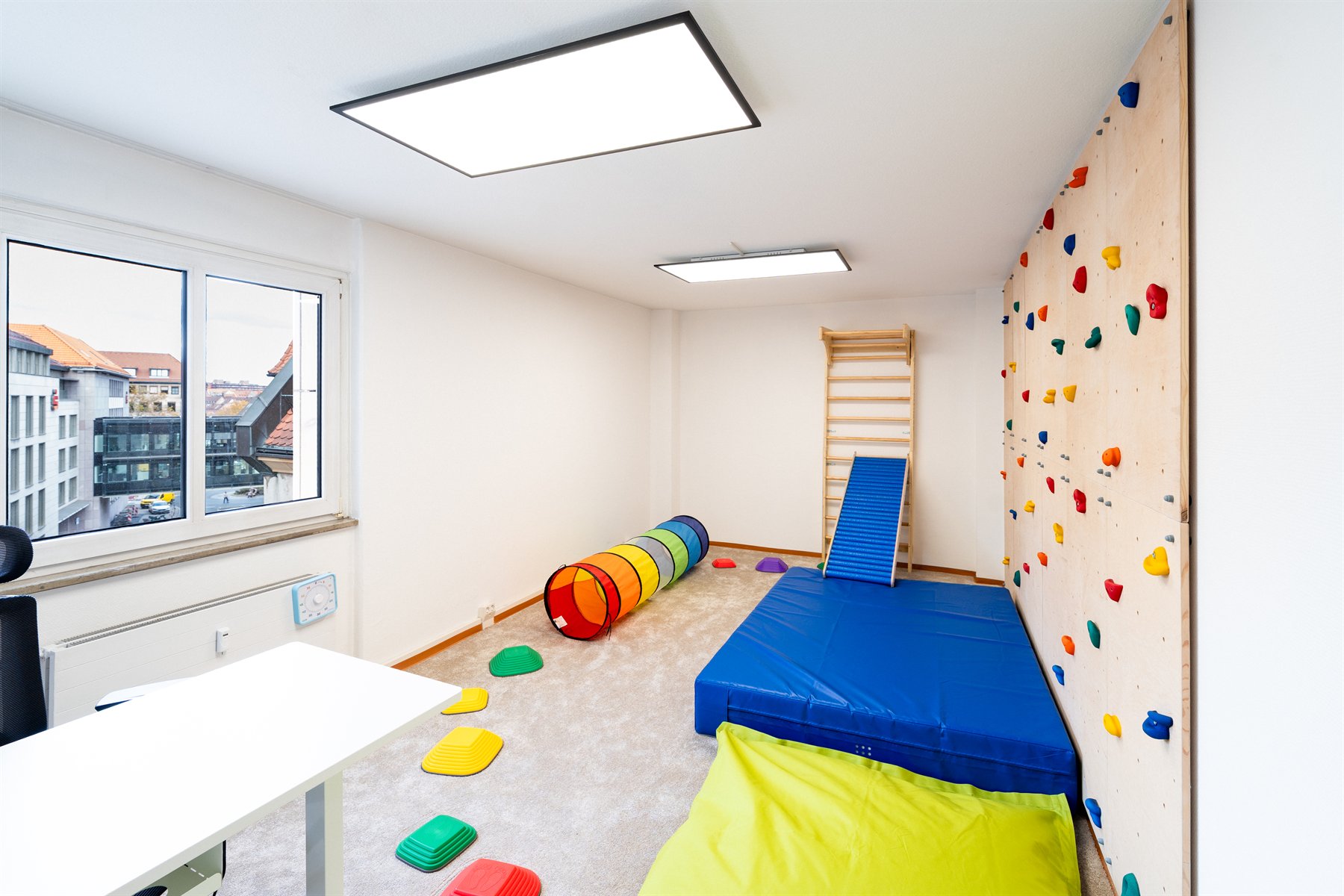 Kinderergotherapie in Nürnberg im Therapieraum mit Kletterwand